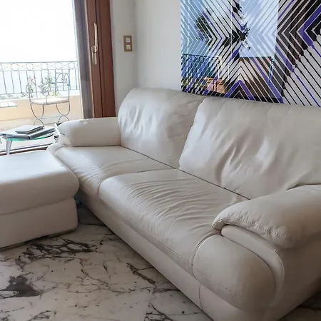 Sunny Panoramic Balcony アパート エズ